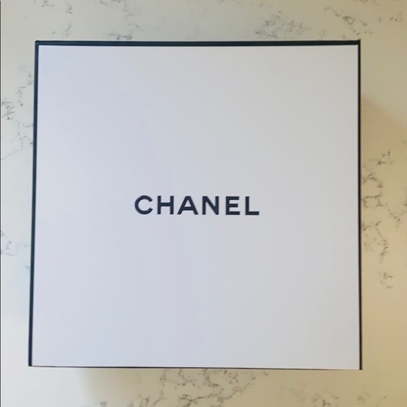 CHANEL Medium Size Square Gift Box - Picture 3 of 6